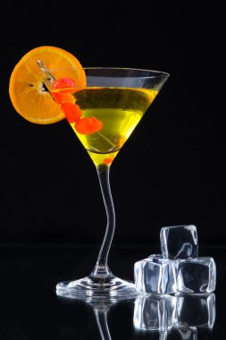 Cam masa buz küpleri ile martini içecek servis