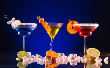 Martini içecekler cam masaya servis