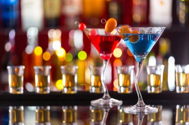 Martini içecekler bar counter üzerinde hizmet