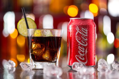 Prague, Çek Cumhuriyeti - 11 Mayıs 2015: olabilir, Coca-Cola ile cam buz küpleri. Coca-Cola dünyanın en sevdiğim alkolsüz içecekler biridir.
