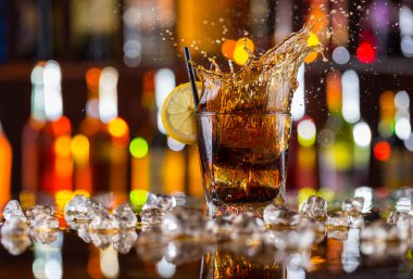 Bardak kola içki bar counter