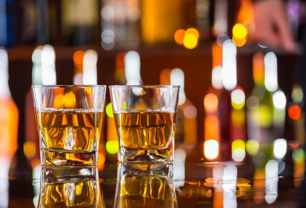 Whisky drinkar på bardisk — Stockfoto
