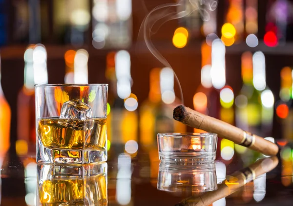 Bebida de whisky con cigarro para fumar en el bar —  Fotos de Stock