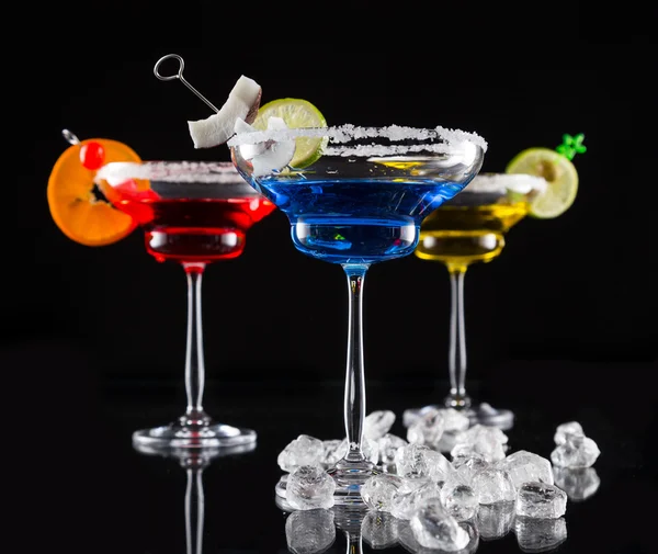 Bebidas Martini servidas em mesa de vidro — Fotografia de Stock