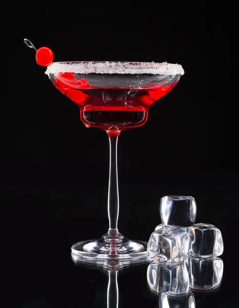 Martini nápoj podávaný na skleněný stůl s kostkami ledu — Stock fotografie