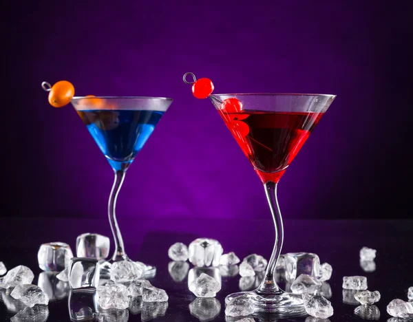 Martini-Getränke auf Glastisch serviert — Stockfoto