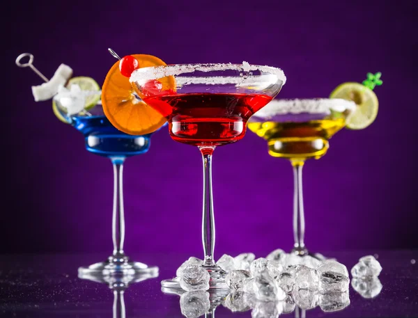 Bebidas Martini servidas sobre mesa de cristal —  Fotos de Stock