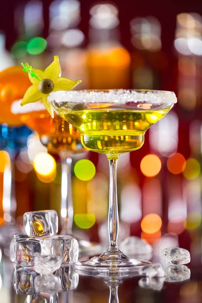 Martini drankjes geserveerd op toog — Stockfoto