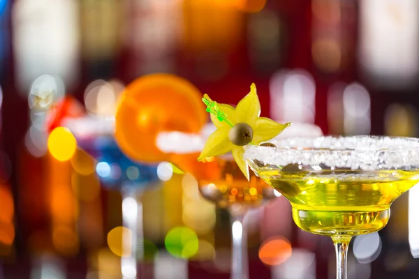 Martini drinks served on bar counter — Stock Photo, Image