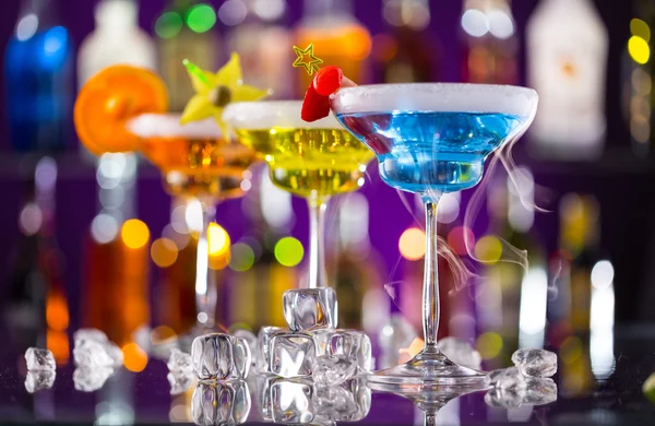 Martini drinks served on bar counter — Stock Photo, Image