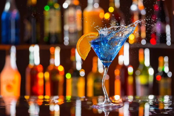 Martini drink serveras på bardisk — Stockfoto