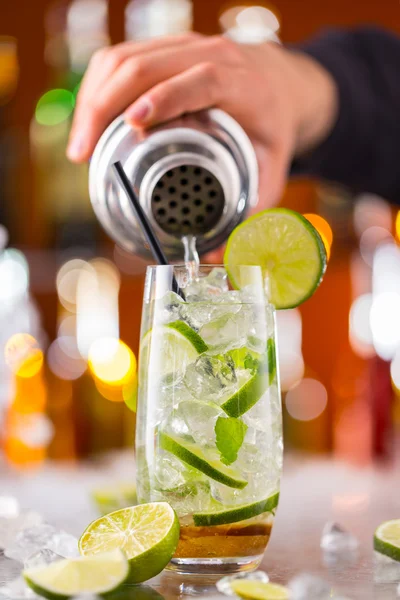 Bebida de cóctel Mojito en barra de bar —  Fotos de Stock