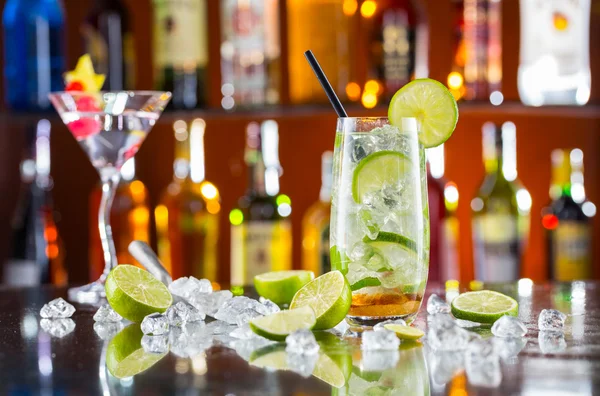 Bebida de cocktail Mojito no balcão do bar — Fotografia de Stock