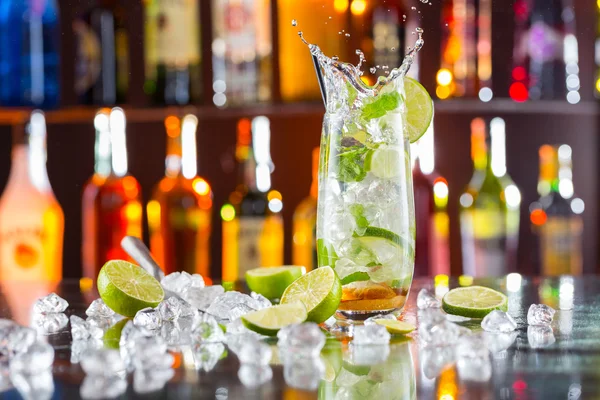 Cocktail drink Mojito sul bancone del bar — Foto Stock