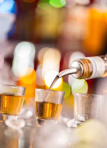 Barman versando lo spirito duro nei bicchieri — Foto Stock
