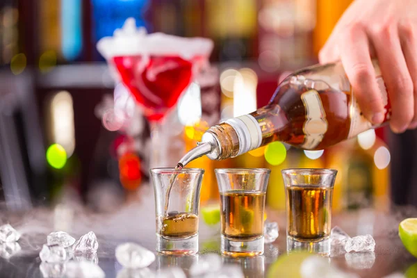 Bartendern hälla hårt anda i glas — Stockfoto