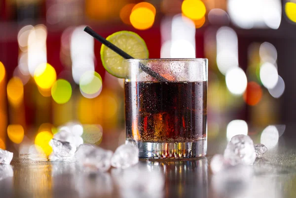 Bicchiere di cola drink sul bancone del bar — Foto Stock
