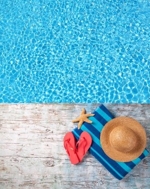 Yüzme aksesuarları üzerinde ahşap köstebek