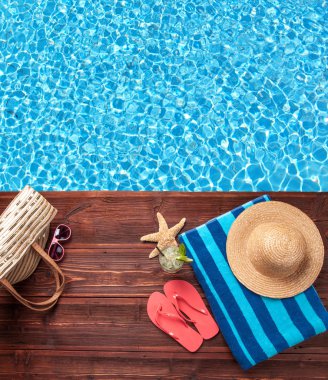 Yüzme aksesuarları üzerinde ahşap köstebek