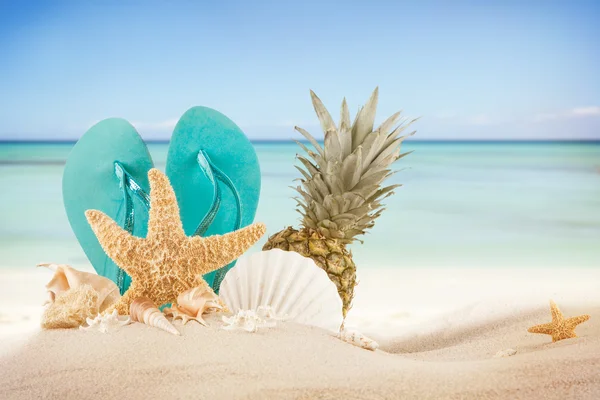 액세서리와 함께 여름 해변 — 스톡 사진