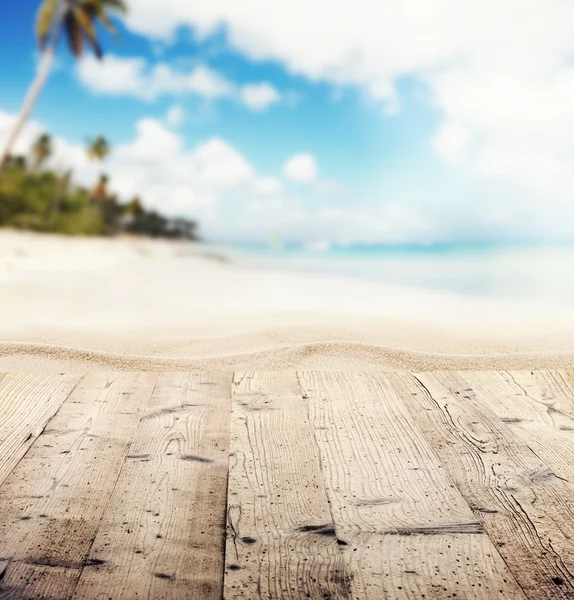 Molo di legno vuoto con vista sulla spiaggia sabbiosa — Foto Stock