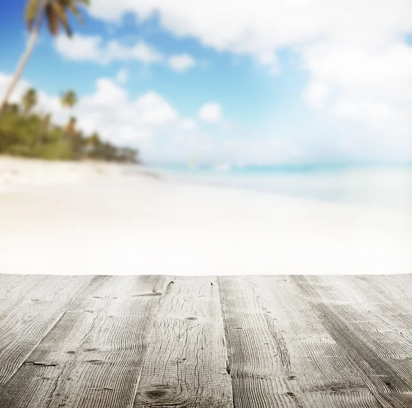 Muelle de madera vacío con vista a la playa de arena —  Fotos de Stock