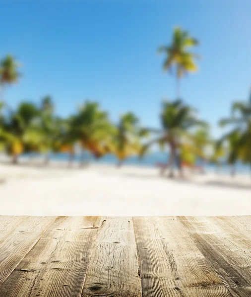 Empty wooden pier with view on sandy beach — Stock Photo, Image