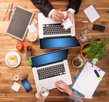 Adam ve dizüstü bilgisayarlarda çalışan kadın