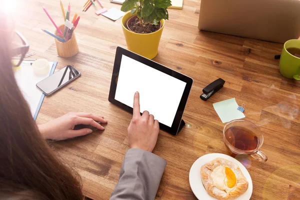 Mulher trabalhando com novo dispositivo de tecnologia — Fotografia de Stock