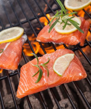 Somon ızgara biftek yanıyor