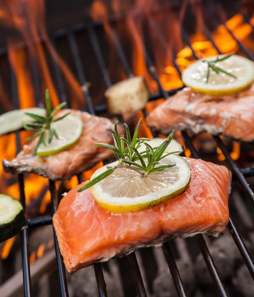 A tűz grillezett lazac szeletek — Stock Fotó