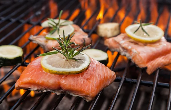 Steaks de saumon grillés en feu — Photo