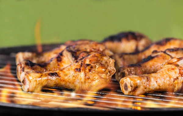 Pernas de frango grelhadas em chamas — Fotografia de Stock