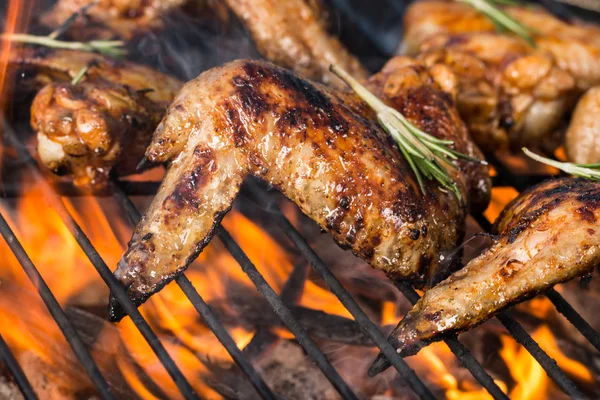 A tűz grillezett csirkeszárnyak — Stock Fotó