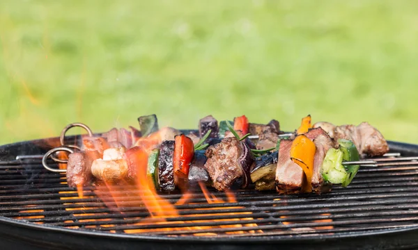 Gemüse- und Fleischspieße auf dem Grill — Stockfoto