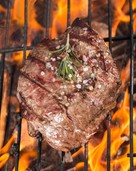 Biff på grillen — Stockfoto