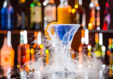 Martini içecek sayaç servis