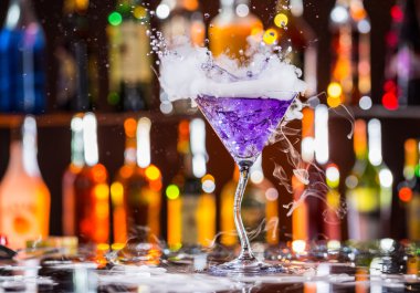 Martini içecek sayaç servis
