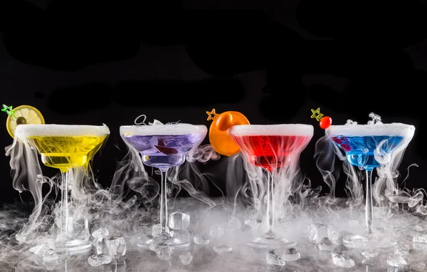 Martini bebidas con efecto de humo de hielo seco — Foto de Stock