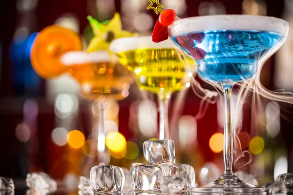 Martini drinkar serveras på bardisk — Stockfoto