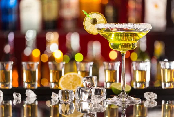 Bebida Martini servida sobre mesa de cristal con cubitos de hielo — Foto de Stock
