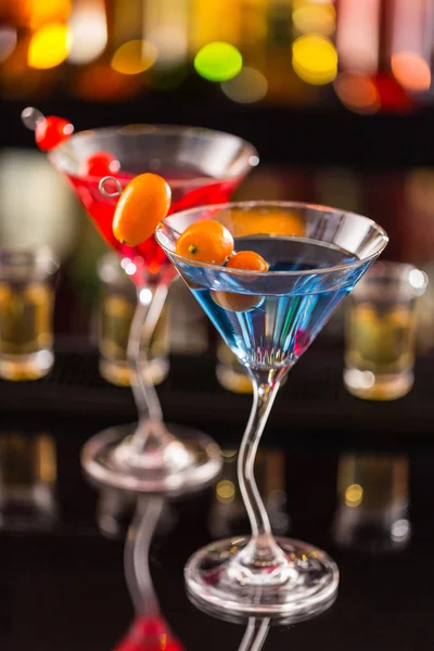 Martini drinks served on bar counter — Stock Photo, Image