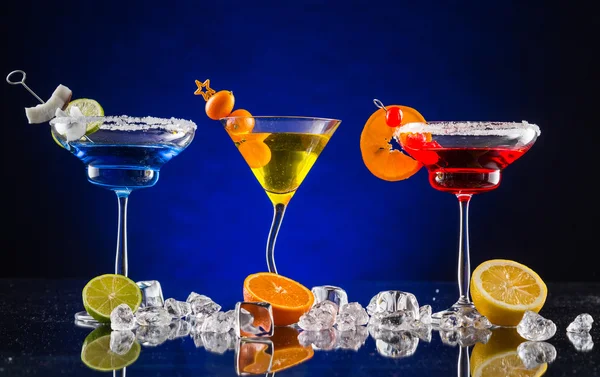 Martini-Drinks auf dunklem Hintergrund — Stockfoto