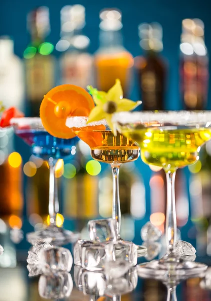 Martini drinkar serveras på bardisk — Stockfoto