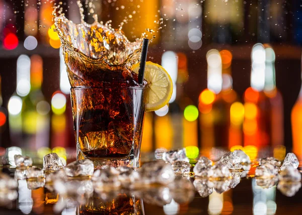 Glas van cola drank met splash op toog — Stockfoto