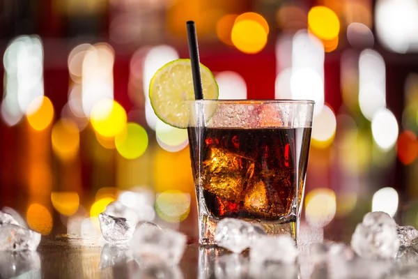 Copo de bebida de cola no balcão de bar — Fotografia de Stock