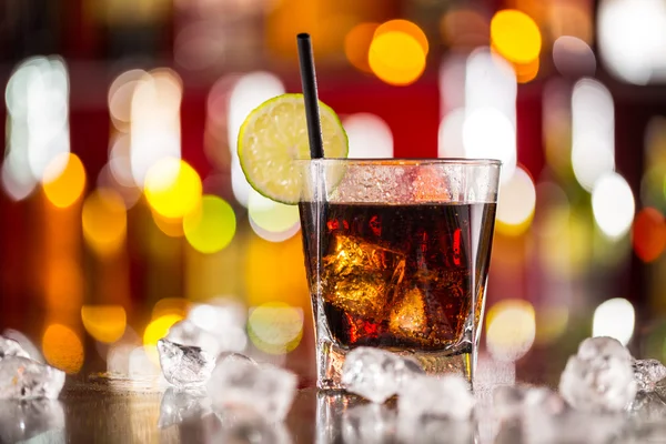 Glas van cola drank op toog — Stockfoto