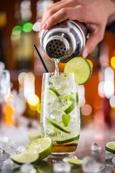 Mojito-Cocktail-Drink auf der Theke — Stockfoto