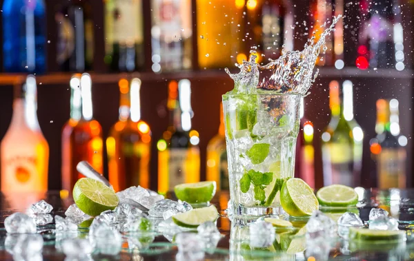 Mojito cocktail drink on bar counter — Stock Photo, Image