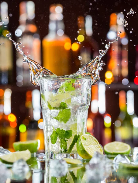 Mojito-Cocktail-Drink auf der Theke — Stockfoto